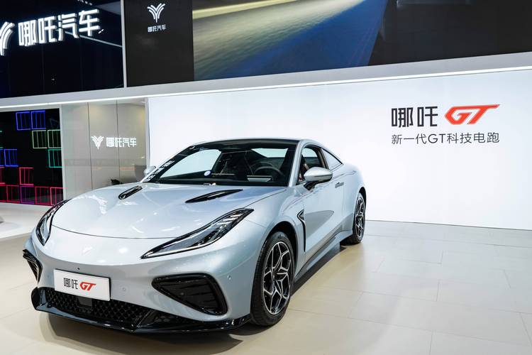 成都206哪吒汽车在智能汽车领域的表现，领途汽车在新能源汽车市场中的影响力